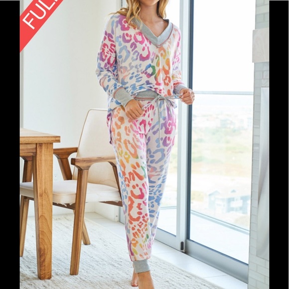 🌟SALE🌟Cheetah Print Top - Picture 2 of 7